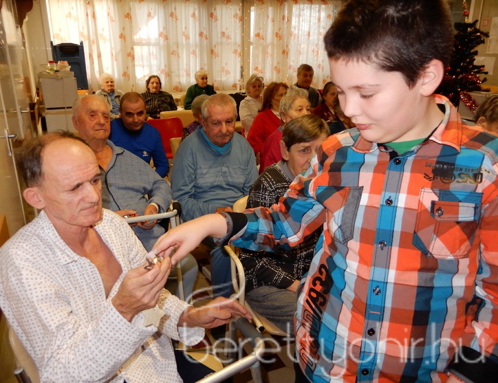 Karácsonyi ünnepség a Krónikus osztályon 27